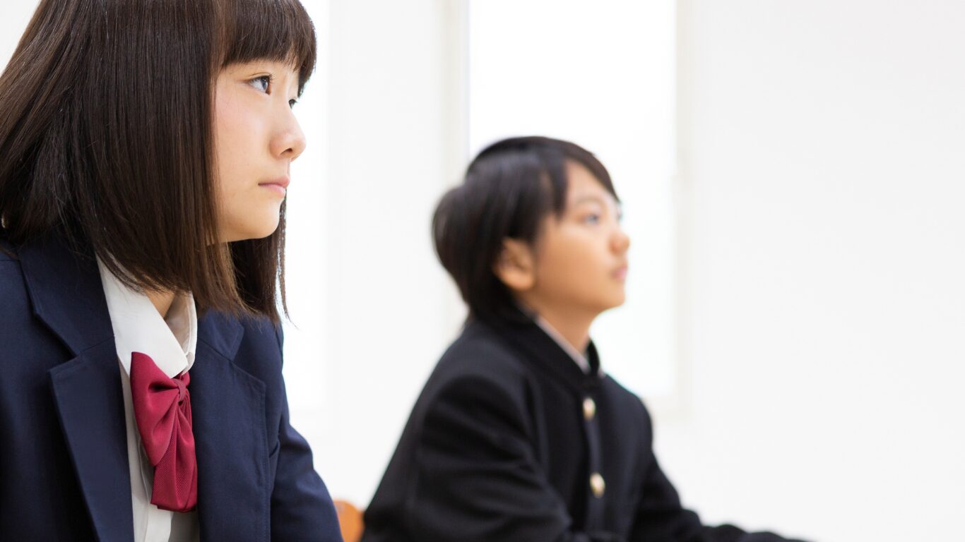 制服姿の2人を横から捉えた学習イメージ
